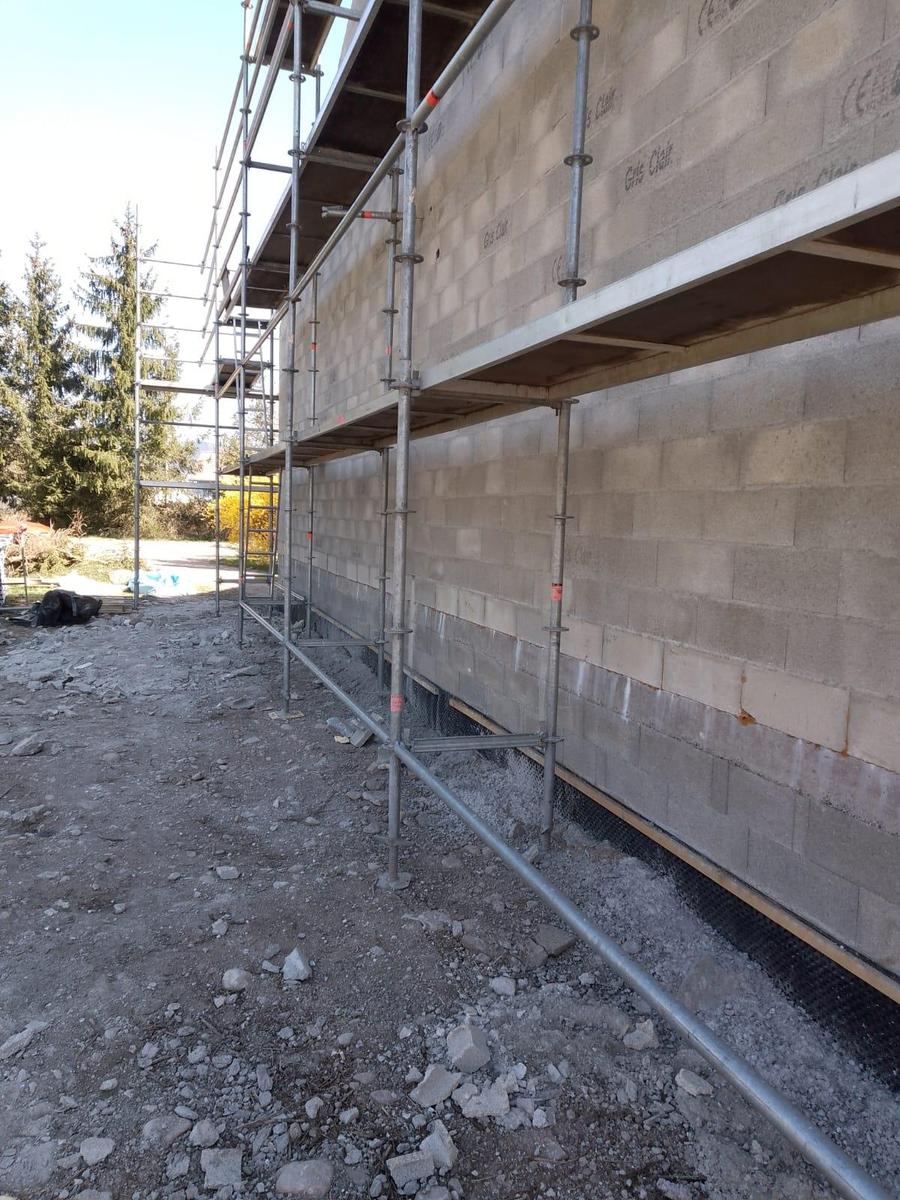 Élévation de mur en parpaings avec échafaudage